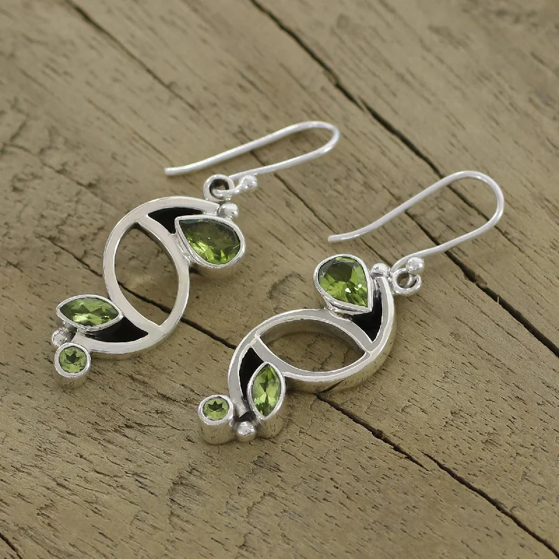 Handmade Sterling Silver Intricate Harmony Peridot Dangle Earrings (India)